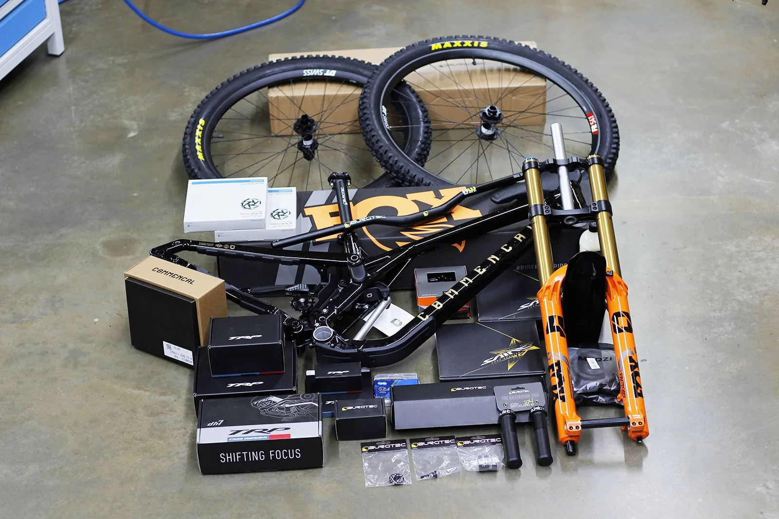 COMMENCAL - HAND BUILD