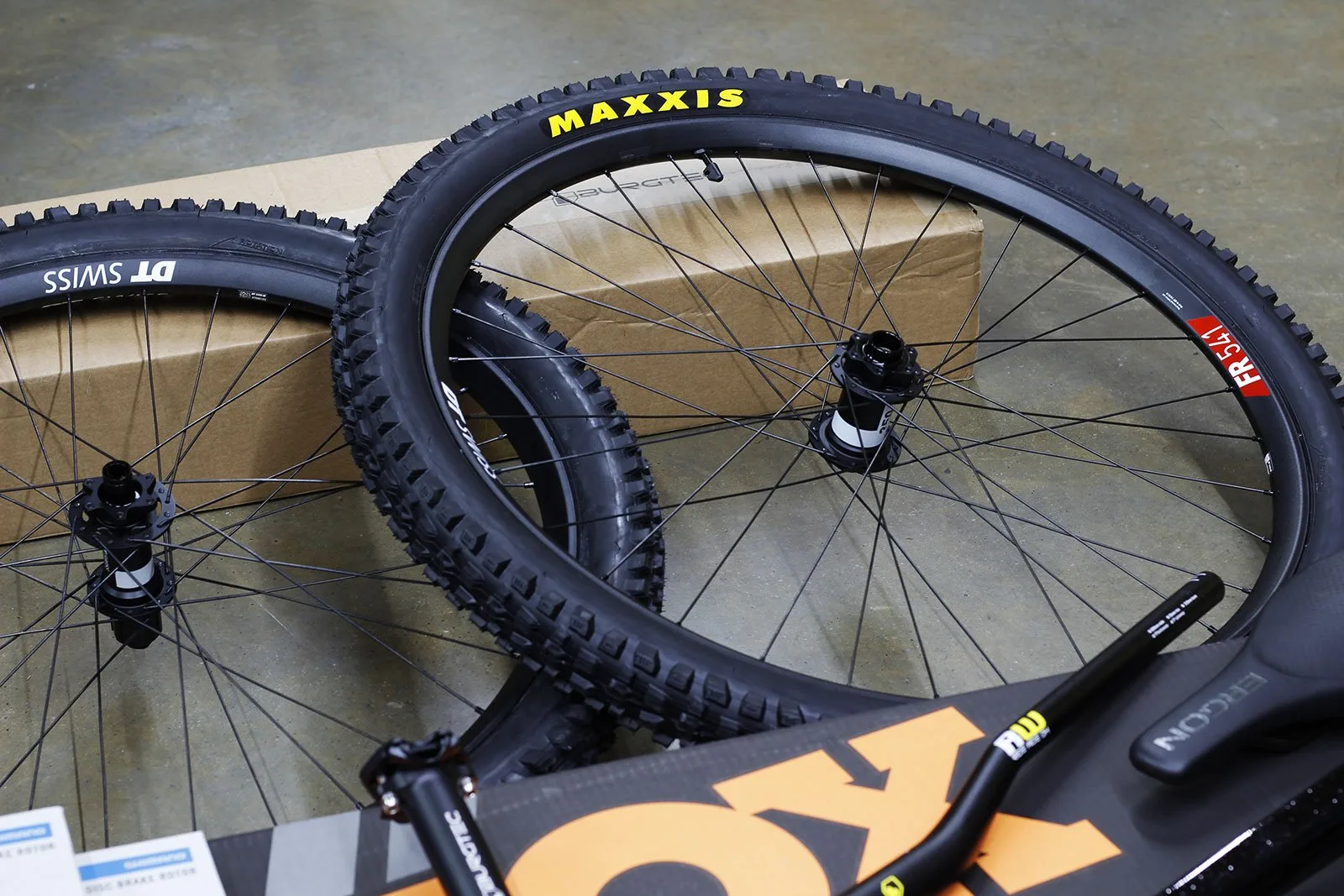 COMMENCAL - HAND BUILD