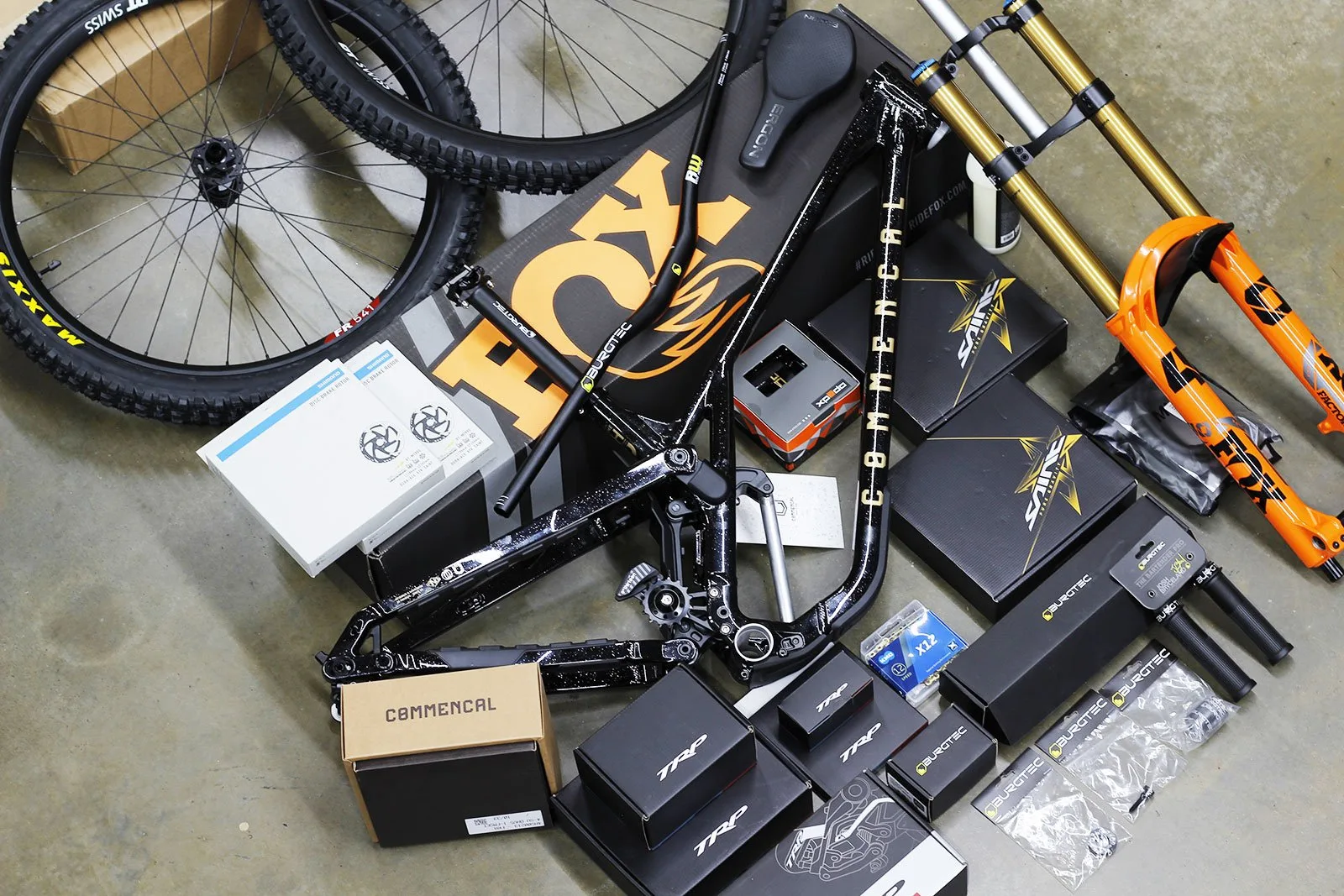 COMMENCAL - HAND BUILD